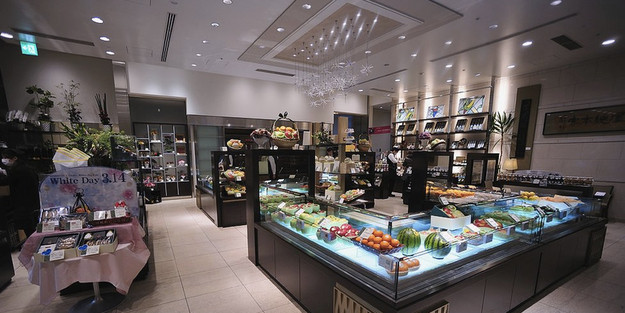 Sembikiya do một gia đình người Nhật làm chủ từ năm 1834. Khi mới hoạt động, cửa hàng kinh doanh theo hình thức hoa quả giảm giá.