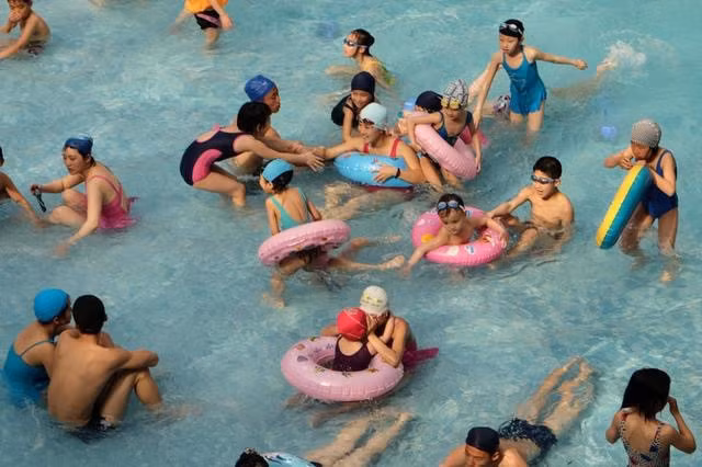 Cuộc sống của họ không khác mấy so với người dân ở các nước phát triển. Họ ăn tôm hùm, chơi golf, thư giãn ở những khu nghỉ dưỡng bên bờ biển, vui chơi tại các điểm giải trí cao cấp, hiện đại.