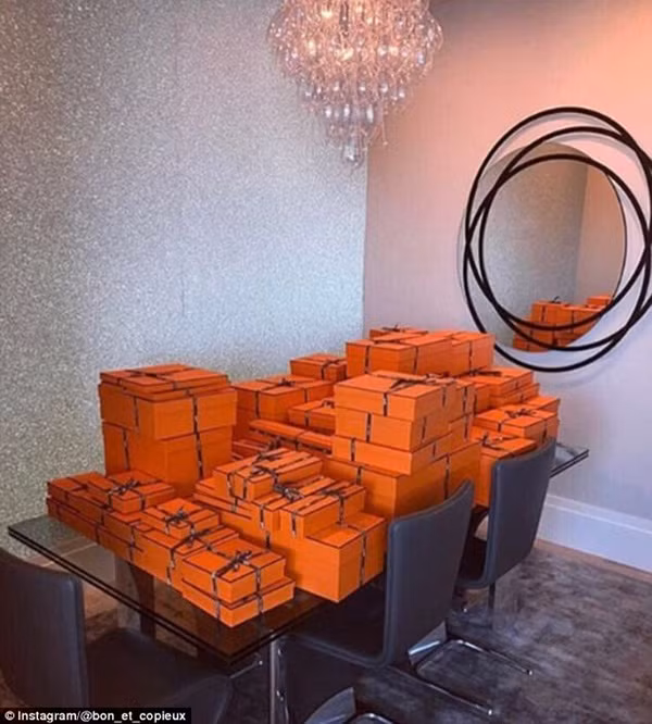 Mua đồ Hermes nhiều đến mức tủ quần áo không còn đủ chỗ chứa…là nỗi khổ tâm của một cô nàng trong Hội con nhà giàu London.