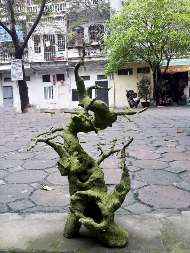 Gốc bonsai đươc làm thủ công rất giống gốc cây hoa mai, hoa đào thật. Ảnh: Shopnghethuat.