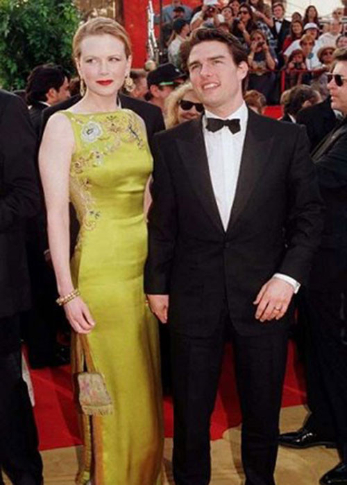 Đầm couture mà "thiên nga Australia" Nicole Kidman diện tại lễ trao giải Oscar năm 1997 có màu vàng chanh, thêu tay họa tiết Trung Quốc, là tác phẩm nghệ thuật của John Galliano, giá 2 triệu USD (khoảng 46 tỷ đồng). Bộ cánh này cũng giúp nhà thiết kế, khi ấy là giám đốc sáng tạo của Dior, được mệnh danh là "ông vua thảm đỏ".