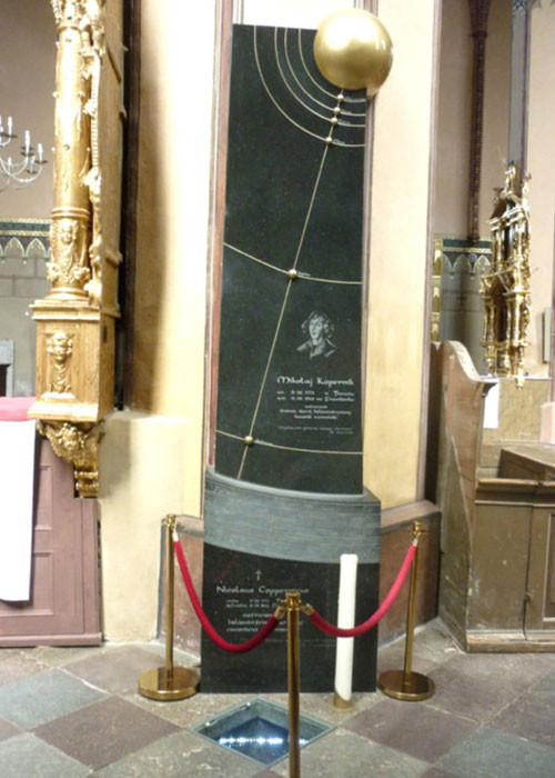 Bia mộ Copernicus ở nhà thờ Frombork.