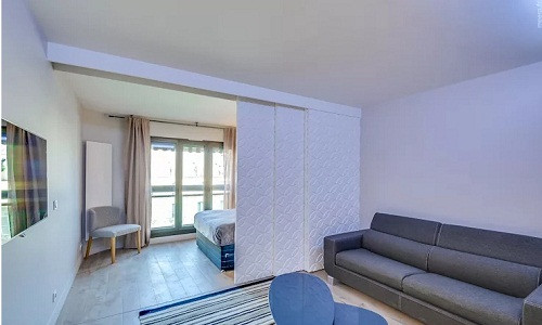 Cửa trượt dạng xếp chồng cho lối đi rộng rãi mà không tốn thêm bất cứ diện tích nào khác.