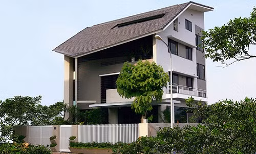 Tọa lạc tại quận Cầu Giấy (Hà Nội), biệt thự 3 tầng hướng chính Tây vẫn khiến mọi người ngạc nhiên bởi sự thông thoáng và mát mẻ.