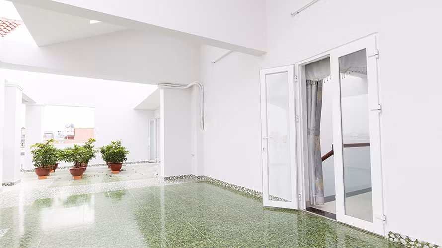 Sân thượng là nơi trồng cây xanh cũng là góc thư giãn của gia đình. Nguồn ảnh: Nhalouis.