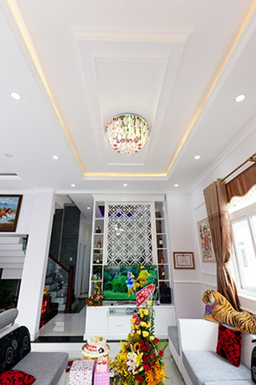 Phòng khách sử dụng gam màu trắng chủ đạo với nội thất hiện đại.