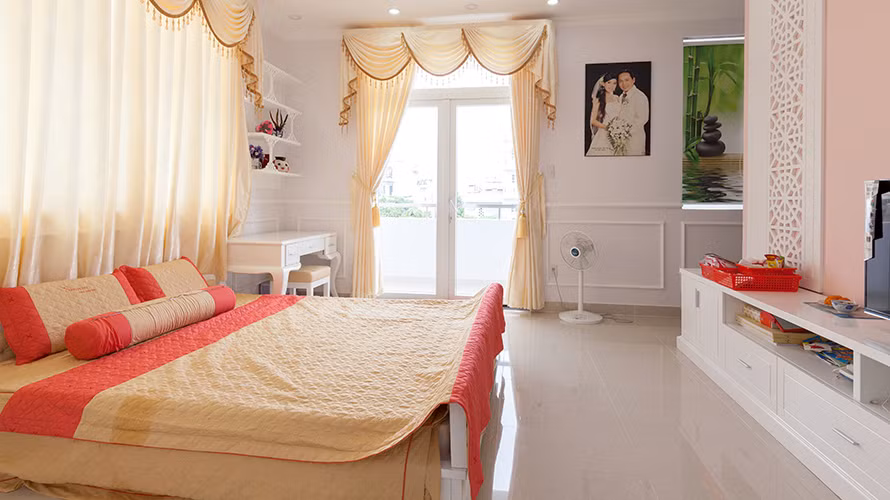 Phòng ngủ thoáng sáng với hệ cửa kính lớn.
