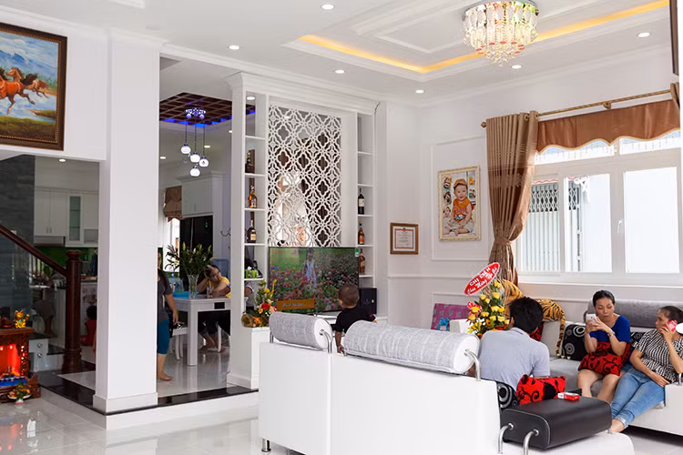 Lấy ánh sáng và gió tối đa từ bên ngoài, bên trong biệt thự song lập luôn thoáng mát.