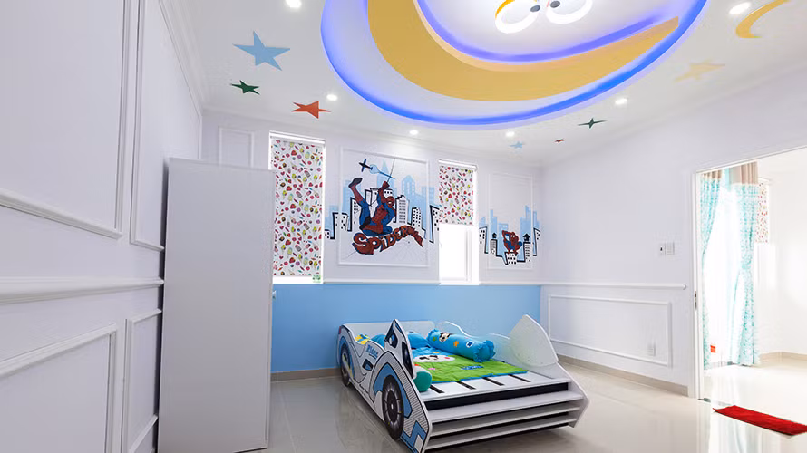 Phòng ngủ bé trai với họa tiết trang trí ngộ nghĩnh.