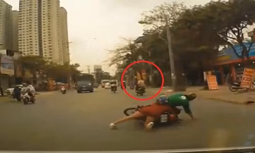 Cả hai ngã xuống đường sau khi bị cướp giật điện thoại.