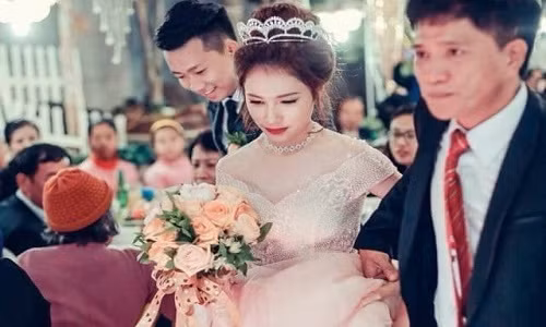 Chẳng phải vô cớ mà bố lại khóc trong ngày thành hôn của con. Ảnh Facebook.