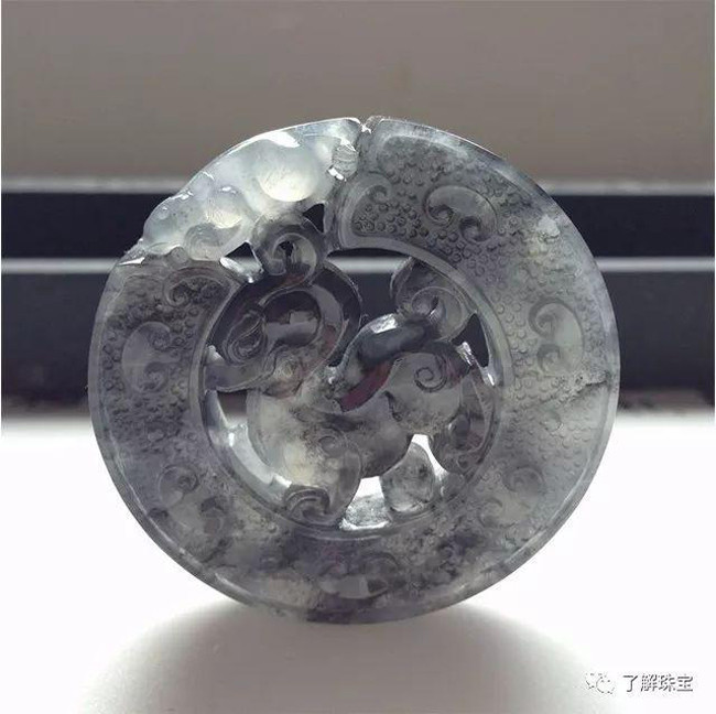 Ngọc bích kì lân – con vật hút tài lộc mang lại tiền tài, danh vọng.