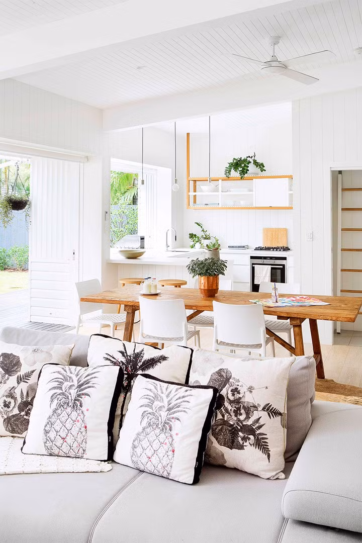 Phòng khách, bếp và bàn ăn thông nhau tạo cảm giác rộng rãi.