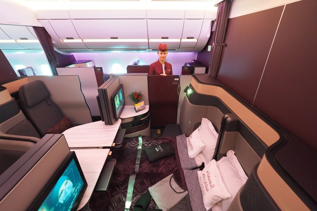 Chỗ ngồi cả vách ngăn tạo thành một phòng ngủ riêng với hai màn hình giải trí bên trong.