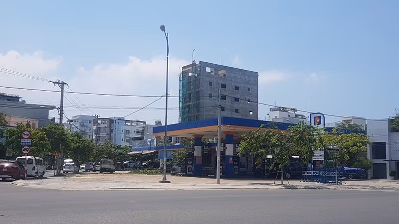 Khu đất tại đường 2 Tháng 9 - Phan Thành Tài (quận Hải Châu) được cho thuê lại làm cây xăng dầu, phía sau bỏ trống. Ảnh: PL TP.HCM.