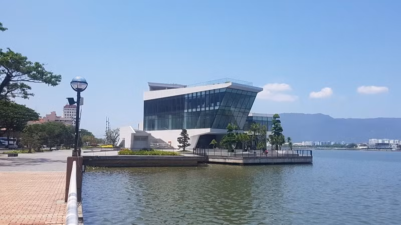 Dự án nhà hàng - bến du thuyền do Công ty TNHH IVC làm chủ đầu tư. Ngày 31/1 vừa qua, Ban Thường vụ Thành ủy Đà Nẵng đã giao Ban cán sự đảng UBND TP làm việc với chủ đầu tư, vận đồng thu hồi dự án, nghiên cứu chuyển đổi công năng gắn với di tích Thành Điện Hải phía trong. Ảnh: PL TP.HCM.