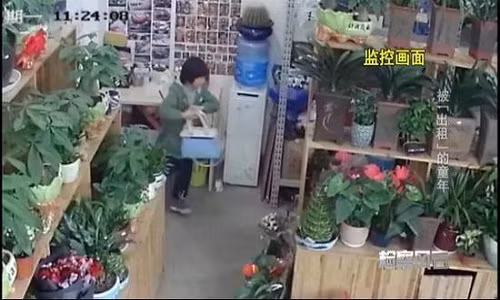 Camera tại 1 cửa hàng ghi lại được cảnh bé gái thực hiện hành vi trộm cắp theo sự chỉ đạo của băng nhóm.