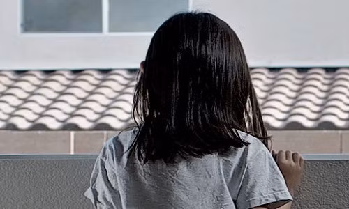 Hành vi đồi bại của gã thầy mất nhân tính đã ảnh hưởng nghiêm trọng tới thể xác và tinh thần của cô bé 6 tuổi.