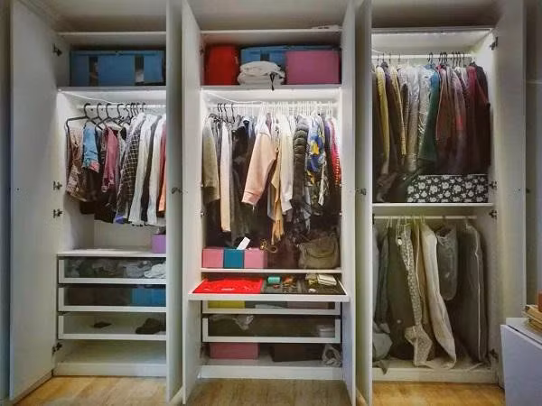 Tủ đồ gọn gàng, ngăn nắp trong căn hộ hiện đại của cô gái trẻ.