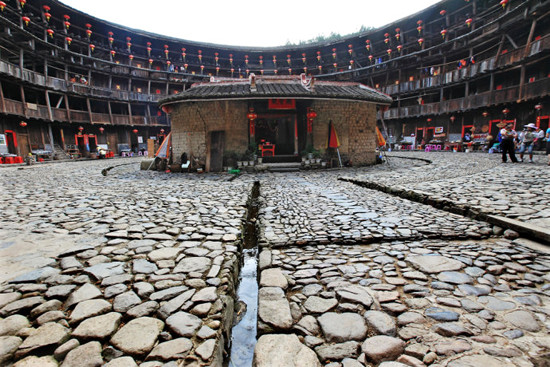 Sân được lát bằng đá, sỏi. Ảnh: Tour China.