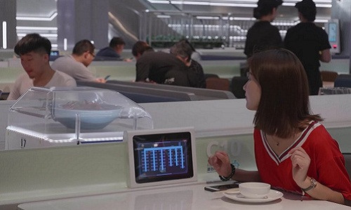 Nhà hàng robot thể hiện nỗ lực của Alibaba trong kinh doanh thực phẩm, hạn chế nhân công, loại bỏ khâu thừa thãi trong quản lý và giảm chi phí.