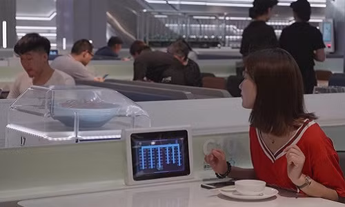 Nhà hàng robot thể hiện nỗ lực của Alibaba trong kinh doanh thực phẩm, hạn chế nhân công, loại bỏ khâu thừa thãi trong quản lý và giảm chi phí.