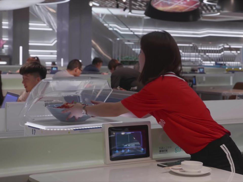 Đến nơi, hộp đựng đồ ăn sẽ tự động mở nắp, chuyển đồ ăn cho thực khách rồi trở về bếp, chờ đợi chuyến đi tiếp theo.