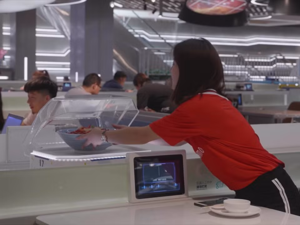 Đến nơi, hộp đựng đồ ăn sẽ tự động mở nắp, chuyển đồ ăn cho thực khách rồi trở về bếp, chờ đợi chuyến đi tiếp theo.