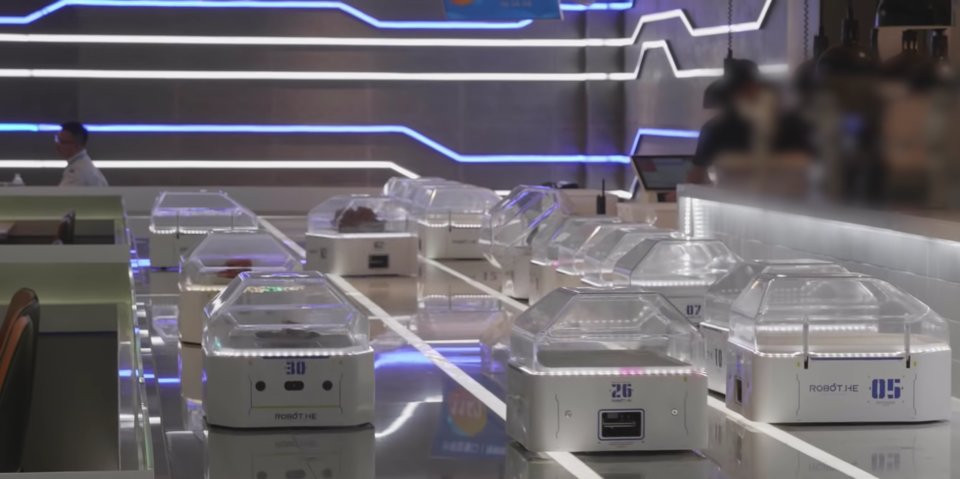 Chế biến xong, đồ ăn sẽ theo robot tự động tới tận bàn ăn của khách.