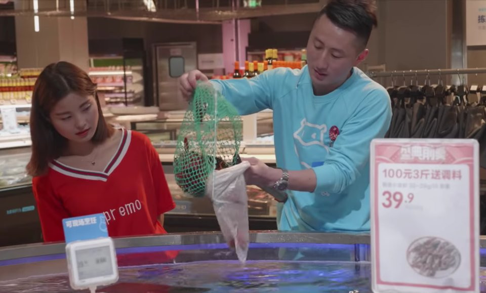 Khách hàng cũng có thể chọn nhiều hải sản mang tới đây để đầu bếp chế biến hộ rồi chuyển tới bàn qua băng chuyền.