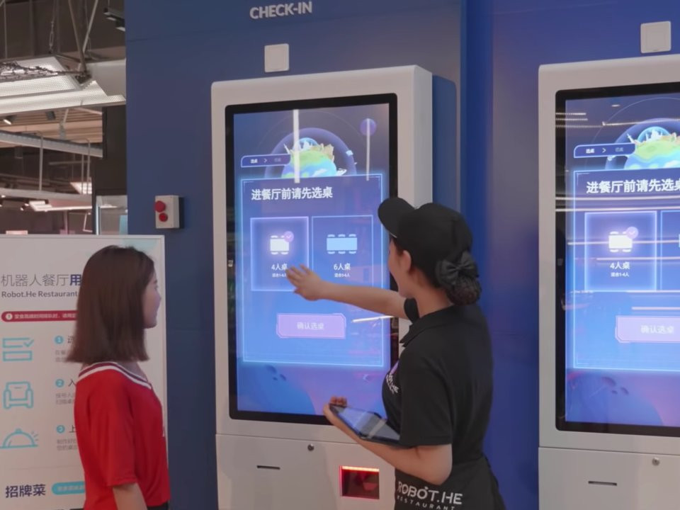 Khi đến đây, thực khách quét mã QR để tìm bàn.