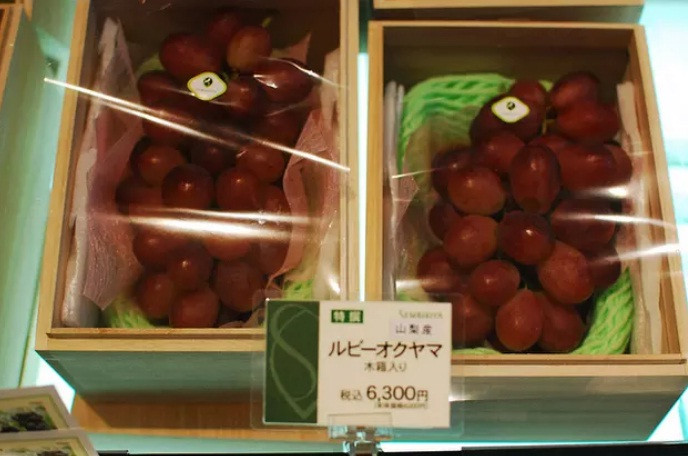 Ngoài ra, việc đóng vào từng hộp đẹp mắt và lịch sự giúp làm tăng giá trị của sản phẩm tại hệ thống cửa hàng hoa quả Sembikiya. Chùm nho có giá 64 USD tại cửa hàng.