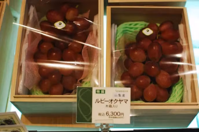 Ngoài ra, việc đóng vào từng hộp đẹp mắt và lịch sự giúp làm tăng giá trị của sản phẩm tại hệ thống cửa hàng hoa quả Sembikiya. Chùm nho có giá 64 USD tại cửa hàng.