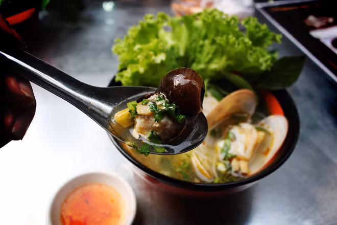Hủ tiếu ốc là món dễ ăn ở Sài Gòn nhất là những ngày nắng nóng. Ảnh: Zing