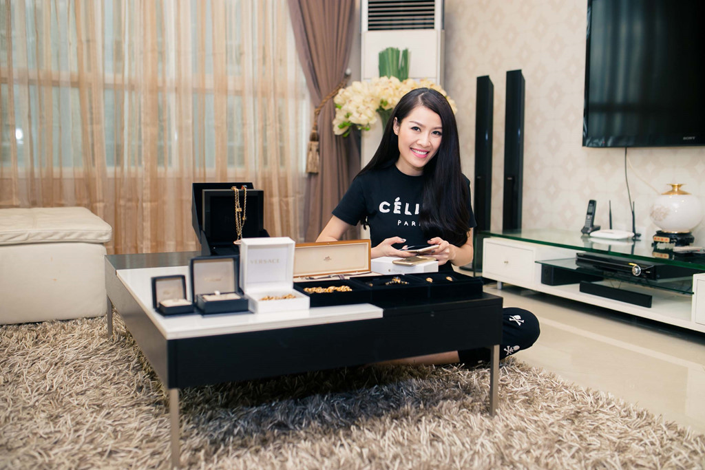 Quế Vân ưa dùng các loại phụ kiện của thương hiệu Chanel, Hermes hoặc Dior...Ảnh: Zing.