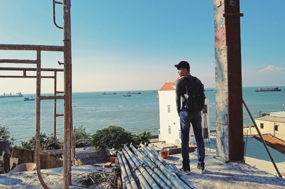 Nam ca sĩ hào hứng với căn căn biệt thự hướng ra biển. Ảnh: NLĐ.