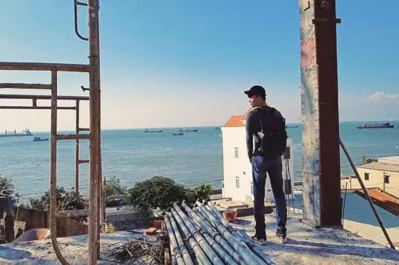 Nam ca sĩ hào hứng với căn căn biệt thự hướng ra biển. Ảnh: NLĐ.