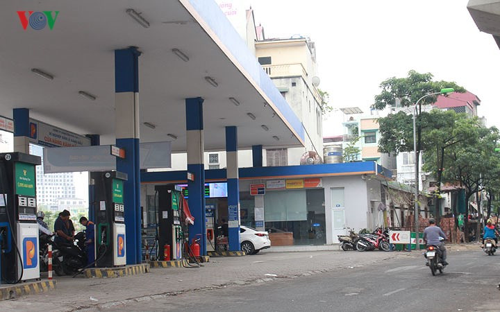 Cửa hàng xăng dầu khác nằm ngay sát khu dân cư, cách đó không xa là khu chợ Ngã Tư Sở.