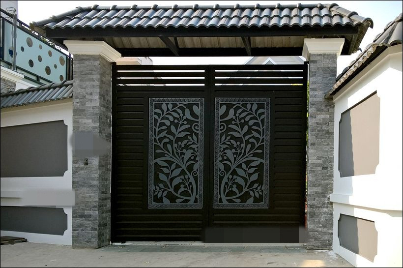 Họa tiết hoa văn nằm chính giữa cổng tạo nên nét riêng cho bộ cửa cổng sắt 2 cánh. Ảnh: Cokhigiahung.