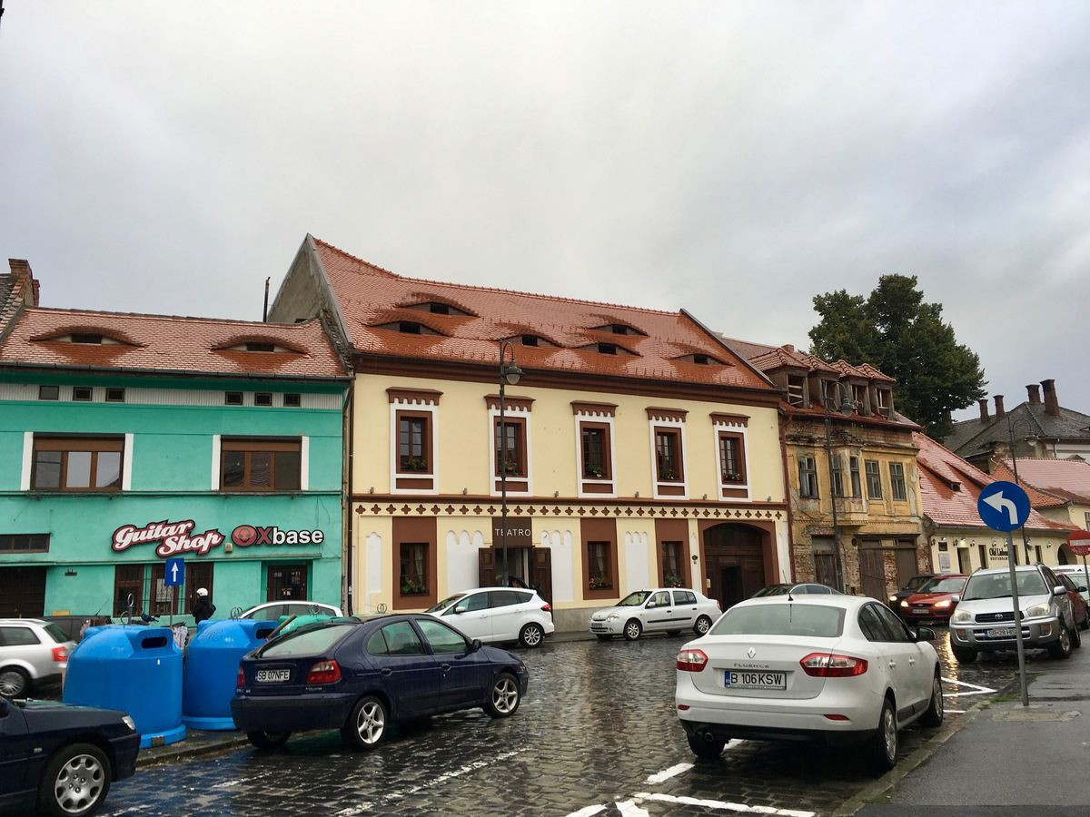 Những đôi mắt san sát nhau như luôn dõi theo người dân thành phố từng dù ngày hay đêm.