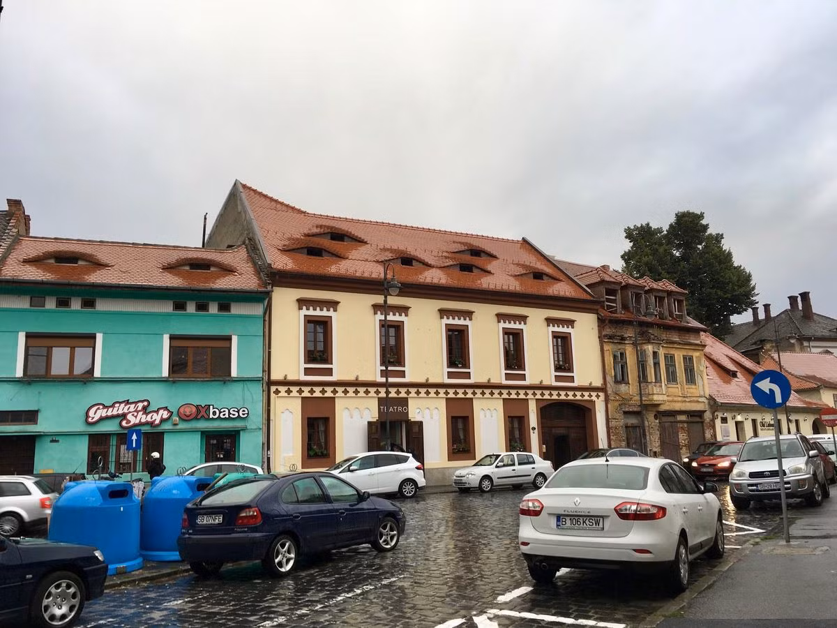 Những đôi mắt san sát nhau như luôn dõi theo người dân thành phố từng dù ngày hay đêm.