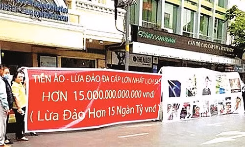 Các nhà đầu tư giăng băng rôn tố cáo những hoạt động lừa đảo tại Công ty Modern Tech