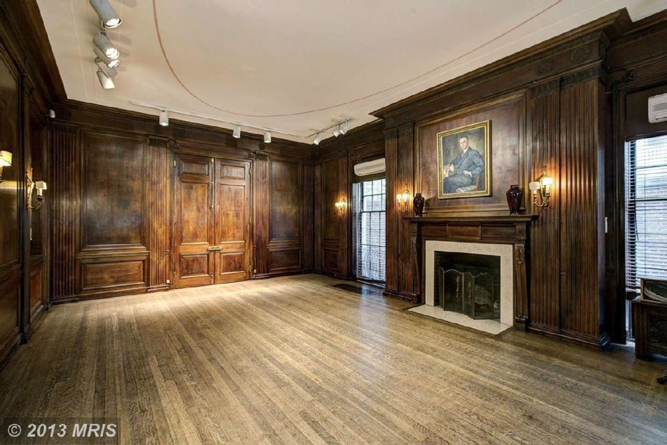 Nội thất bên trong chủ yếu làm bằng gỗ.