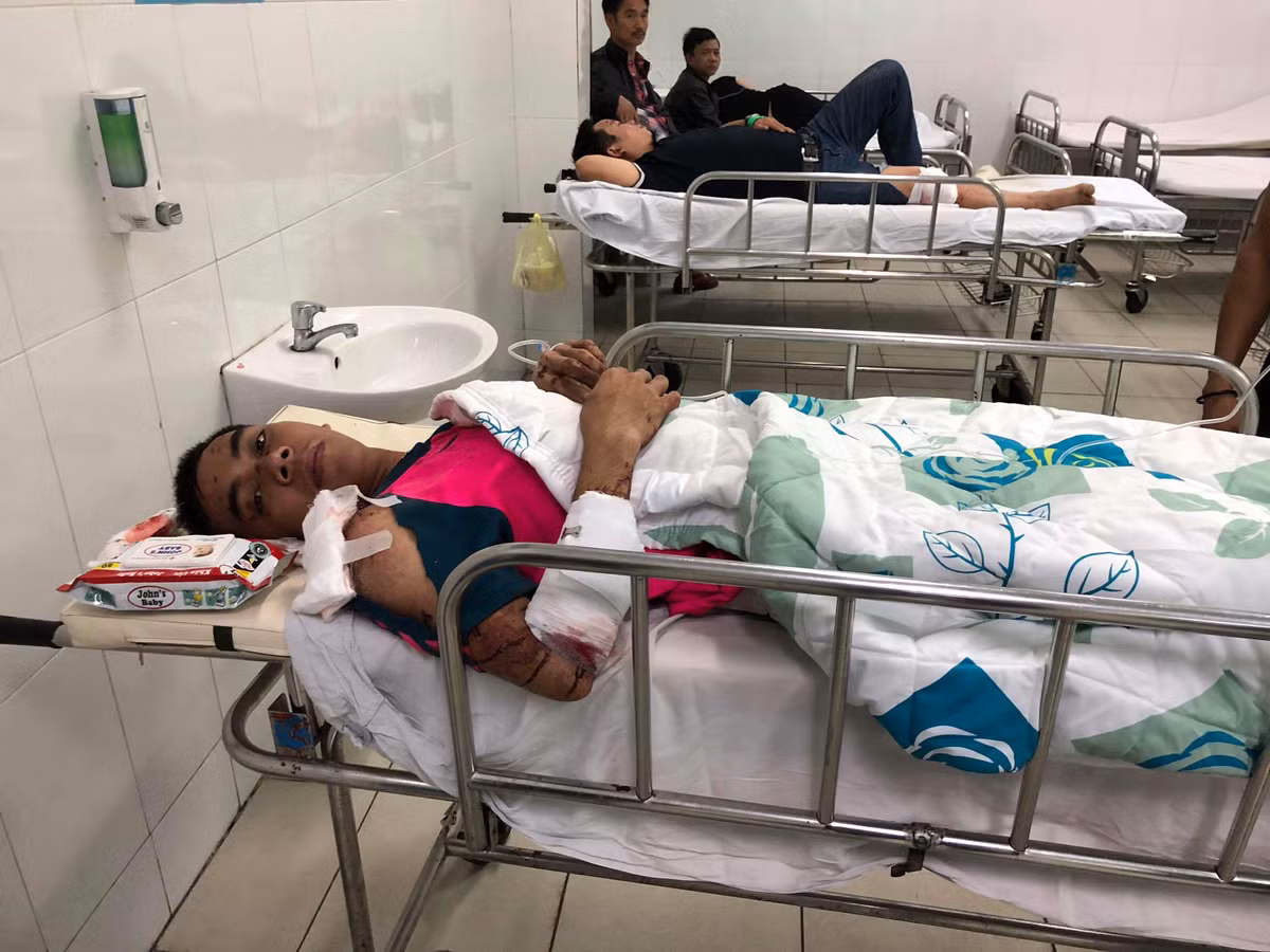 Anh Lãnh trên giường bệnh sau vụ lật xe. Ảnh Thu Hồng