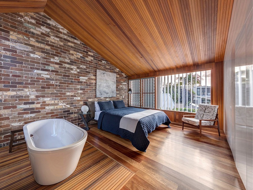 Phòng ngủ thoáng sáng và ấm cúng bố trí trên tầng 2.