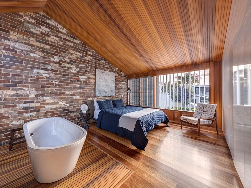 Phòng ngủ thoáng sáng và ấm cúng bố trí trên tầng 2.