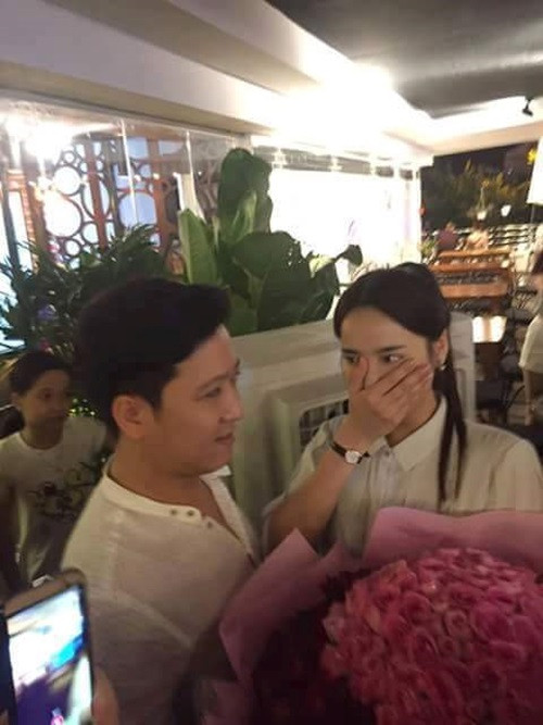 Khi Nhã Phương quay phim "Tuổi thanh xuân 2" ở Đà Nẵng (tháng 7/2016), Trường Giang âm thầm đáp chuyến bay đến địa điểm bạn gái đang làm việc và tặng người yêu một bó hoa hồng lớn. Ảnh: Zing.