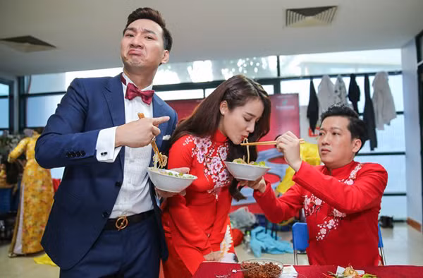 Nam danh hài còn luôn chăm sóc cho bạn gái mọi lúc mọi nơi. Ảnh: Nguoihanoi.