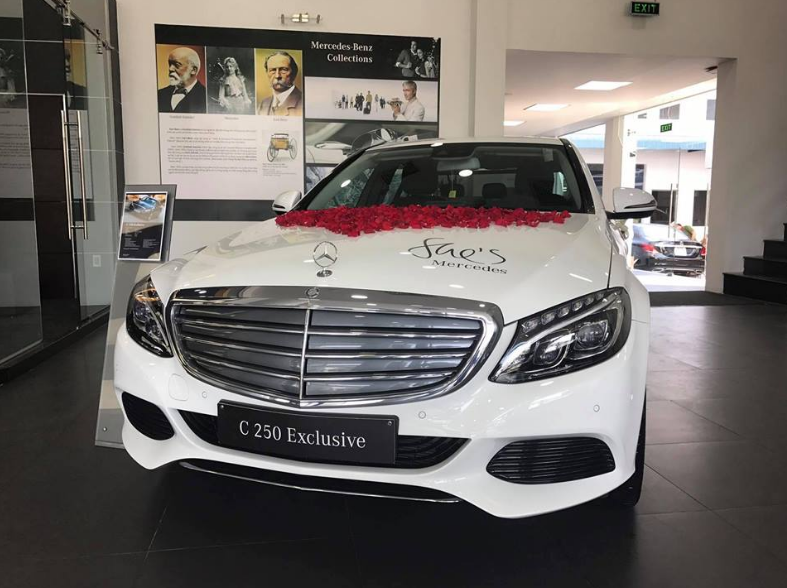 Trong ngày nhận xe, Trường Giang còn cố tình viết chữ “She’s” và kết hoa thành hình trái tim để thể hiện tình cảm. Ảnh: Saostar.