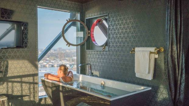 Vừa tắm vừa ngắm cảnh. Ảnh: Stuff.